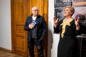 Wernisaże dzień po dniu: Elżbieta i Bogdan Litwora / Wiesław Leżanka - Zdjęcie z otwarcia wystawy w Galerii TCK. Przedstawia uczestników wernisażu, skupionych w oglądaniu prac i rozmowach z autorami. Fotografia ukazuje dynamiczną atmosferę wydarzenia.