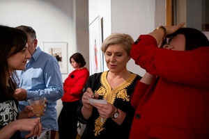 Wernisaże dzień po dniu: Elżbieta i Bogdan Litwora / Wiesław Leżanka - Zdjęcie z otwarcia wystawy w Galerii TCK. Przedstawia uczestników wernisażu, skupionych w oglądaniu prac i rozmowach z autorami. Fotografia ukazuje dynamiczną atmosferę wydarzenia.