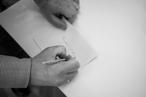 Wernisaże dzień po dniu: Elżbieta i Bogdan Litwora / Wiesław Leżanka - Zdjęcie z otwarcia wystawy w Galerii TCK. Przedstawia uczestników wernisażu, skupionych w oglądaniu prac i rozmowach z autorami. Fotografia ukazuje dynamiczną atmosferę wydarzenia.