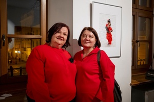 Wernisaże dzień po dniu: Elżbieta i Bogdan Litwora / Wiesław Leżanka - Zdjęcie z otwarcia wystawy w Galerii TCK. Przedstawia uczestników wernisażu, skupionych w oglądaniu prac i rozmowach z autorami. Fotografia ukazuje dynamiczną atmosferę wydarzenia.