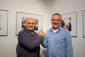 Wernisaże dzień po dniu: Elżbieta i Bogdan Litwora / Wiesław Leżanka - Zdjęcie z otwarcia wystawy w Galerii TCK. Przedstawia uczestników wernisażu, skupionych w oglądaniu prac i rozmowach z autorami. Fotografia ukazuje dynamiczną atmosferę wydarzenia.