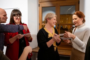 Wernisaże dzień po dniu: Elżbieta i Bogdan Litwora / Wiesław Leżanka - Zdjęcie z otwarcia wystawy w Galerii TCK. Przedstawia uczestników wernisażu, skupionych w oglądaniu prac i rozmowach z autorami. Fotografia ukazuje dynamiczną atmosferę wydarzenia.