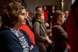 Wernisaże dzień po dniu: Elżbieta i Bogdan Litwora / Wiesław Leżanka - Zdjęcie z otwarcia wystawy w Galerii TCK. Przedstawia uczestników wernisażu, skupionych w oglądaniu prac i rozmowach z autorami. Fotografia ukazuje dynamiczną atmosferę wydarzenia.