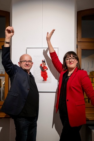 Wernisaże dzień po dniu: Elżbieta i Bogdan Litwora / Wiesław Leżanka - Zdjęcie z otwarcia wystawy w Galerii TCK. Przedstawia uczestników wernisażu, skupionych w oglądaniu prac i rozmowach z autorami. Fotografia ukazuje dynamiczną atmosferę wydarzenia.