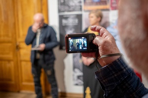 Wernisaże dzień po dniu: Elżbieta i Bogdan Litwora / Wiesław Leżanka - Zdjęcie z otwarcia wystawy w Galerii TCK. Przedstawia uczestników wernisażu, skupionych w oglądaniu prac i rozmowach z autorami. Fotografia ukazuje dynamiczną atmosferę wydarzenia.