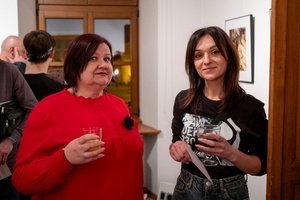 Wernisaże dzień po dniu: Elżbieta i Bogdan Litwora / Wiesław Leżanka - Zdjęcie z otwarcia wystawy w Galerii TCK. Przedstawia uczestników wernisażu, skupionych w oglądaniu prac i rozmowach z autorami. Fotografia ukazuje dynamiczną atmosferę wydarzenia.