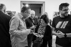 Wernisaże dzień po dniu: Elżbieta i Bogdan Litwora / Wiesław Leżanka - Zdjęcie z otwarcia wystawy w Galerii TCK. Przedstawia uczestników wernisażu, skupionych w oglądaniu prac i rozmowach z autorami. Fotografia ukazuje dynamiczną atmosferę wydarzenia.