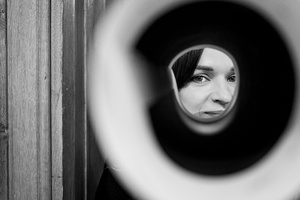 Wernisaże dzień po dniu: Agnieszka Hołda-Myśliwiec / Marta Sysło - Zdjęcie z otwarcia wystawy w Galerii TCK. Przedstawia uczestników wernisażu, skupionych w oglądaniu prac i rozmowach z autorami. Fotografia ukazuje dynamiczną atmosferę wydarzenia.