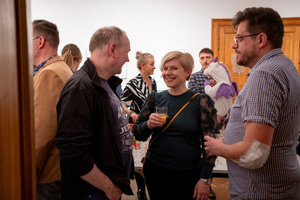 Wernisaże dzień po dniu: Agnieszka Hołda-Myśliwiec / Marta Sysło - Zdjęcie z otwarcia wystawy w Galerii TCK. Przedstawia uczestników wernisażu, skupionych w oglądaniu prac i rozmowach z autorami. Fotografia ukazuje dynamiczną atmosferę wydarzenia.