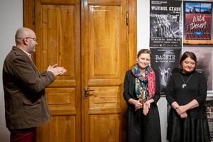 Wernisaże dzień po dniu: Agnieszka Hołda-Myśliwiec / Marta Sysło - Zdjęcie z otwarcia wystawy w Galerii TCK. Przedstawia uczestników wernisażu, skupionych w oglądaniu prac i rozmowach z autorami. Fotografia ukazuje dynamiczną atmosferę wydarzenia.