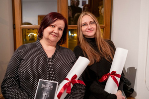 Wernisaże dzień po dniu: Agnieszka Hołda-Myśliwiec / Marta Sysło - Zdjęcie z otwarcia wystawy w Galerii TCK. Przedstawia uczestników wernisażu, skupionych w oglądaniu prac i rozmowach z autorami. Fotografia ukazuje dynamiczną atmosferę wydarzenia.