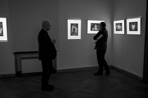 Wernisaże dzień po dniu: Agnieszka Hołda-Myśliwiec / Marta Sysło - Zdjęcie z otwarcia wystawy w Galerii TCK. Przedstawia uczestników wernisażu, skupionych w oglądaniu prac i rozmowach z autorami. Fotografia ukazuje dynamiczną atmosferę wydarzenia.