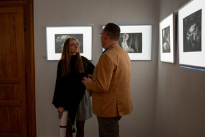 Wernisaże dzień po dniu: Agnieszka Hołda-Myśliwiec / Marta Sysło - Zdjęcie z otwarcia wystawy w Galerii TCK. Przedstawia uczestników wernisażu, skupionych w oglądaniu prac i rozmowach z autorami. Fotografia ukazuje dynamiczną atmosferę wydarzenia.