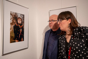 Wernisaże dzień po dniu: Agnieszka Hołda-Myśliwiec / Marta Sysło - Zdjęcie z otwarcia wystawy w Galerii TCK. Przedstawia uczestników wernisażu, skupionych w oglądaniu prac i rozmowach z autorami. Fotografia ukazuje dynamiczną atmosferę wydarzenia.