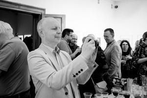 Wernisaże dzień po dniu: Agnieszka Hołda-Myśliwiec / Marta Sysło - Zdjęcie z otwarcia wystawy w Galerii TCK. Przedstawia uczestników wernisażu, skupionych w oglądaniu prac i rozmowach z autorami. Fotografia ukazuje dynamiczną atmosferę wydarzenia.