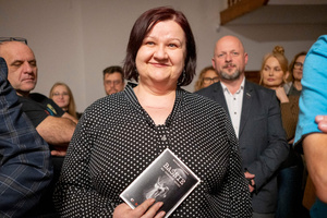 Wernisaże dzień po dniu: Agnieszka Hołda-Myśliwiec / Marta Sysło - Zdjęcie z otwarcia wystawy w Galerii TCK. Przedstawia uczestników wernisażu, skupionych w oglądaniu prac i rozmowach z autorami. Fotografia ukazuje dynamiczną atmosferę wydarzenia.