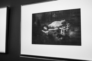 Wernisaże dzień po dniu: Agnieszka Hołda-Myśliwiec / Marta Sysło - Zdjęcie z otwarcia wystawy w Galerii TCK. Przedstawia uczestników wernisażu, skupionych w oglądaniu prac i rozmowach z autorami. Fotografia ukazuje dynamiczną atmosferę wydarzenia.