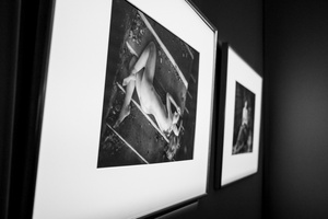 Wernisaże dzień po dniu: Agnieszka Hołda-Myśliwiec / Marta Sysło - Zdjęcie z otwarcia wystawy w Galerii TCK. Przedstawia uczestników wernisażu, skupionych w oglądaniu prac i rozmowach z autorami. Fotografia ukazuje dynamiczną atmosferę wydarzenia.