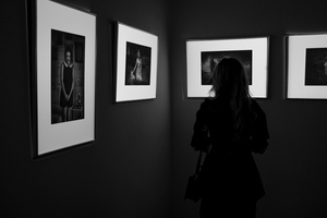 Wernisaże dzień po dniu: Agnieszka Hołda-Myśliwiec / Marta Sysło - Zdjęcie z otwarcia wystawy w Galerii TCK. Przedstawia uczestników wernisażu, skupionych w oglądaniu prac i rozmowach z autorami. Fotografia ukazuje dynamiczną atmosferę wydarzenia.