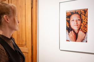 Wernisaże dzień po dniu: Agnieszka Hołda-Myśliwiec / Marta Sysło - Zdjęcie z otwarcia wystawy w Galerii TCK. Przedstawia uczestników wernisażu, skupionych w oglądaniu prac i rozmowach z autorami. Fotografia ukazuje dynamiczną atmosferę wydarzenia.