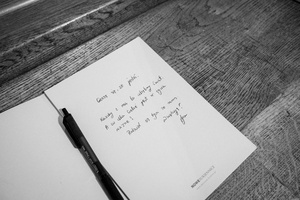 Wernisaże dzień po dniu: Agnieszka Hołda-Myśliwiec / Marta Sysło - Zdjęcie z otwarcia wystawy w Galerii TCK. Przedstawia uczestników wernisażu, skupionych w oglądaniu prac i rozmowach z autorami. Fotografia ukazuje dynamiczną atmosferę wydarzenia.