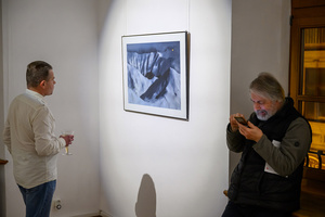 Wernisaż wystawy Autoportret Naturalnie - Publiczność oglądająca fotografie autorstwa Inez Baturo.