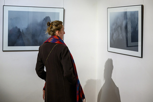 Wernisaż wystawy Autoportret Naturalnie - Publiczność oglądająca fotografie autorstwa Inez Baturo.