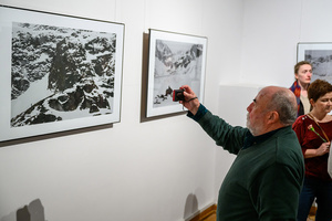 Wernisaż wystawy Autoportret Naturalnie - Publiczność oglądająca fotografie autorstwa Inez Baturo.