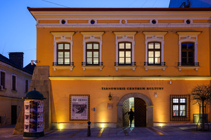 Wernisaż wystawy Autoportret Naturalnie - Budynek Tarnowskiego Centrum Kultury z banerem promującym wystawę Inez Baturo.