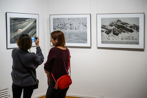 Wernisaż wystawy Autoportret Naturalnie - Publiczność oglądająca fotografie autorstwa Inez Baturo.
