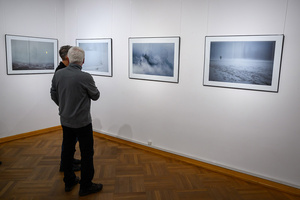 Wernisaż wystawy Autoportret Naturalnie - Publiczność oglądająca fotografie autorstwa Inez Baturo.