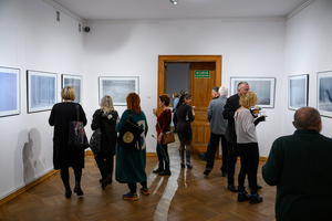 Wernisaż wystawy Autoportret Naturalnie - Publiczność oglądająca fotografie autorstwa Inez Baturo.
