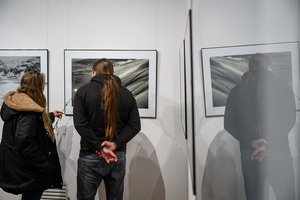 Wernisaż wystawy Autoportret Naturalnie - Publiczność oglądająca fotografie autorstwa Inez Baturo.