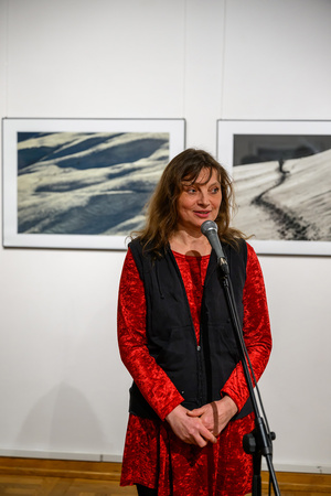 Wernisaż wystawy Autoportret Naturalnie - Inez Baturo przemawia podczas otwarcia wystawy.