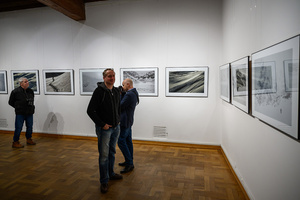 Wernisaż wystawy Autoportret Naturalnie - Publiczność oglądająca fotografie autorstwa Inez Baturo.