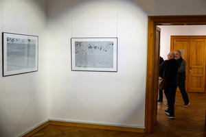 Wernisaż wystawy Autoportret Naturalnie - Fotografie autorstwa Inez Baturo na pierwszym planie, w tle publiczność wernisażu.