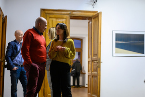 Wernisaż wystawy Autoportret Naturalnie - Publiczność oglądająca fotografie autorstwa Inez Baturo.