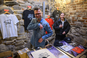 Koncert: Pięć lat i setny koncert Sad Smiles - Stoisko z gadżetami i "merchem" Sad Smiles w Piwnicach TCK