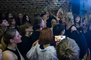 Koncert: Pięć lat i setny koncert Sad Smiles - Publiczność uczestnicząca w koncercie Sad Smiles, a wśród niej wokalista zespołu Szymek