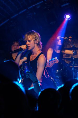 Koncert: Pięć lat i setny koncert Sad Smiles - Wokalista Sad Smiles w interakcji z publicznością