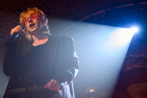 Koncert: Pięć lat i setny koncert Sad Smiles - Na scenie wokalista Sad Smiles - Szymek