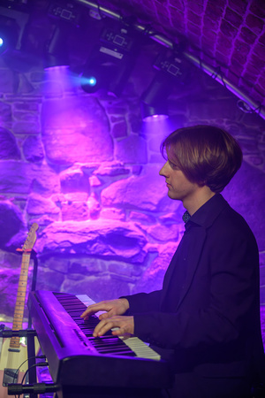 Koncert: Pięć lat i setny koncert Sad Smiles - Na piwnicznej scenie kolektyw Najmniejsza Scena Świata - grający na pianinie Filip Kot