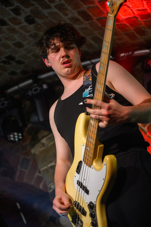 Koncert: Pięć lat i setny koncert Sad Smiles - Na scenie grający na basie Filip z Sad Smiles