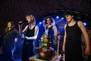 Koncert: Pięć lat i setny koncert Sad Smiles - Na scenie Sad Smiles i tort