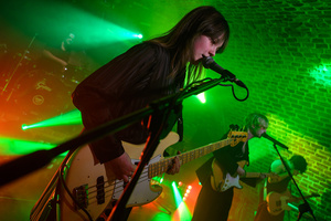 Koncert: Pięć lat i setny koncert Sad Smiles - Na scenie Pati z Sad Smiles grająca na basie i śpiewająca