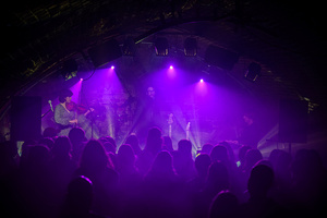 Koncert: Pięć lat i setny koncert Sad Smiles - Publiczność uczestnicząca w koncercie kolektywu Najmniejszej Sceny Świata