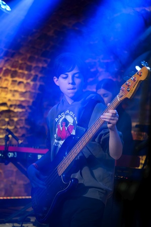 Koncert S.M.Rock - 14.03.2023 - Scena S.M.Rock w akcji - Uczniowie występują.