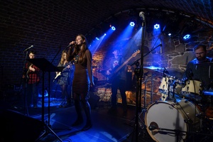 Koncert S.M.Rock - 14.03.2023 - Scena S.M.Rock w akcji - Uczniowie występują.