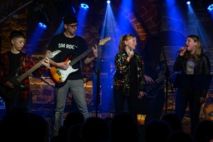 Koncert S.M.Rock - 14.03.2023 - Scena S.M.Rock w akcji - Uczniowie występują.