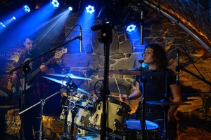 Koncert S.M.Rock - 14.03.2023 - Scena S.M.Rock w akcji - Uczniowie występują.